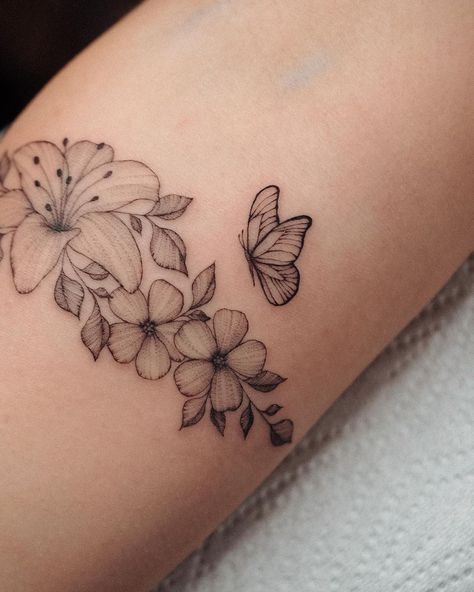 Water Lily And Butterfly Tattoo, Lily Collarbone Tattoo, Tiny Lily Tattoo, Butterfly And Lily Tattoo, Lily And Butterfly Tattoo, Small Lily Tattoo, Tatoos Woman, Stargazer Lily Tattoo, Tiger Lily Tattoos