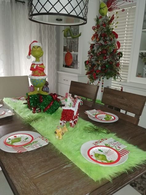 Grinch Table Setting Dining Rooms, The Grinch Kitchen Decor, Grinch Xmas Decorations, Grinch Living Room Ideas, Grinch Dining Room, Grinch Christmas Decorations Ideas, Grinch Christmas Table Decorations, Grinch Kitchen Decor, Grinch Mantle Decor