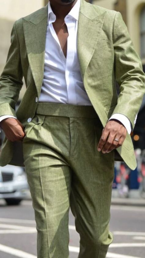 Add some color into your winter wardrobe with this stunning emrald green suit. If you want a suit like this book an appointment with Giorgenti New York! Men Linen Suit, Mens Wedding Suits, Green Wedding Suit, Wedding Suits For Men, Best Suits For Men, Green Outfits, Gentleman Aesthetic, Pants Gift, Linen Suits