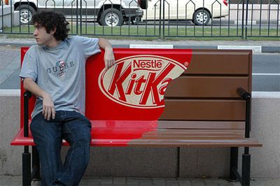 A bench disguised as a Kit Kat bar! The ad reinforces the brand message of taking a break. Guerilla Marketing Examples, Guerrilla Advertising, Funny Commercial Ads, Guerrilla Marketing, Clever Advertising, Funny Commercials, 광고 디자인, Commercial Ads, Publicidad Creativa