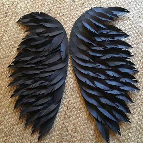 Beautiful crow wings that my friend just made for her daughter!!!BEAUTIFUL!!! Crow Wings Costume, Crow Wings, Sewing Costumes, Crow Costume, Bird Costume, Wings Costume, Halloween Stuff, Maleficent, Fancy Dress