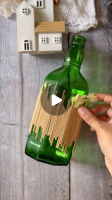 Flower Bottle Art, How To Decorate A Wine Bottle, Whiskey Bottle Crafts Diy, Crafts With Glass Bottles, Small Bottle Crafts, Paint Bottles Diy, Bottles Decoration Ideas, Diy Bottle Decor, Glass Bottle Ideas