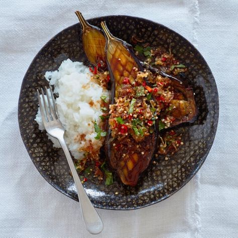 Meera Sodha’s aubergine larb with sticky rice and shallot and peanut salad. Aubergine Recipes, Vegan Eggplant Recipes, Meera Sodha, Root Vegetables Recipes, Peanut Salad, Sakara Life, 30 Diet, Vegan Eggplant, Cooking Stuff