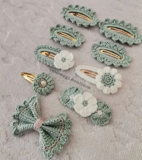 Diy Crochet Hair Accessories, Crochet Hairband, Crochet Hair Clips, Crochet Bows, Crochet Hair Accessories, Crochet Flower Tutorial, Crochet Hair, Crochet Flower Patterns, Crochet Applique