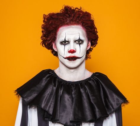 Left Halloween to last minute? Read our favourite men's makeup ideas for Halloween this season. #halloweenmakeup #halloweenmakeupideas #halloweenmakeupideasformen #menmakeupideas Scary Clown Makeup Creepy Easy Men, Killer Clown Makeup Male, Scary Clown Makeup Male, Clown Makeup For Men, Guys Halloween Makeup, Mens Halloween Makeup, Mens Makeup, Men's Makeup, Joker Halloween Makeup