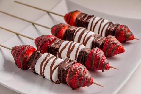 Brownie Kabobs, Strawberry Shortcake Kabobs, Easy Kabobs, Strawberry Brownie, Strawberry Brownies, Kabob Skewers, Brownie Desserts, Easy Strawberry, Strawberry Desserts