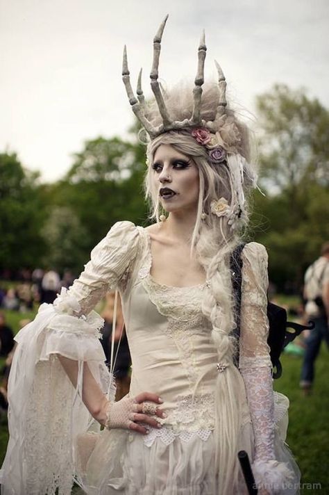 White Gothic Outfits for the Best Party Looks | ko-te.com by @evatornado | White Gothic Dress, Make Up Diy, Halloween Costume Design, Artistic Portraits, White Goth, Steam Girl, Ghost House, Hallowen Costume, Zucca Halloween