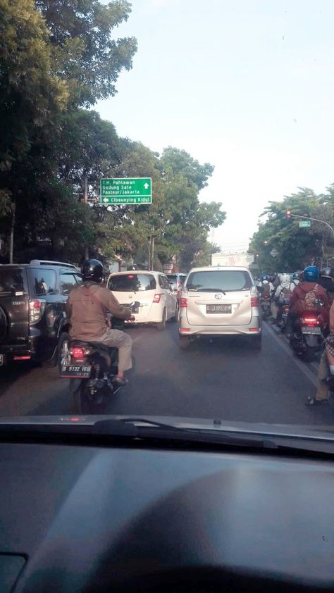 Traffic Snapchat Story, Perjalanan Kota, Trippy Backgrounds, Adventure Aesthetic, Driving Photography, Instagram Photography, Snapchat Stories, Sky Photography, Ig Story