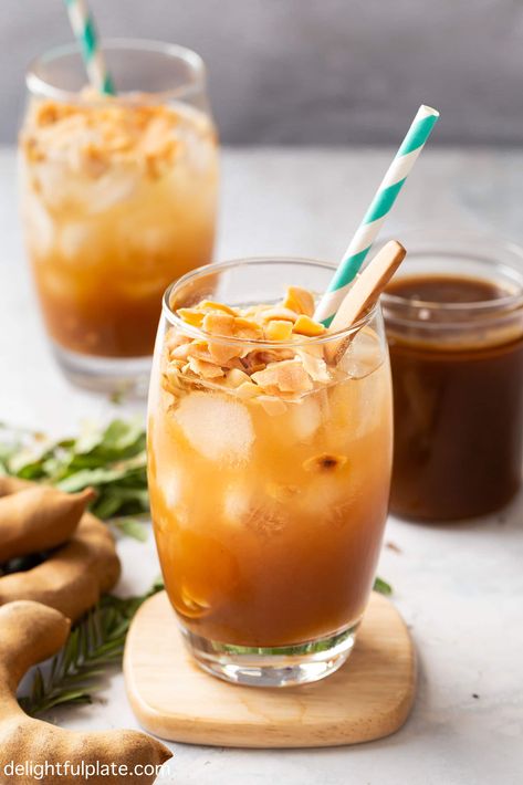 Learn how to make tamarind juice (đá me), a tasty, refreshing and thirst-quenching Vietnamese drink at home. This sweet-tangy juice may be your next summer favorite! Vietnamese Drinks, Tamarind Drink, Easy Baked Shrimp, Tamarind Recipes, Shrimp Toast, Tamarind Juice, Drink At Home, Refreshing Drinks Recipes, Quick And Easy Appetizers