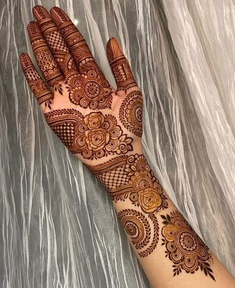 Blouse Designs Simple, Arabic Mehandi, Beautiful Simple Mehndi Design, Small Henna, Front Mehndi Design, Khafif Mehndi Design, Designs Blouse, Latest Blouse Designs, मेहंदी डिजाइन