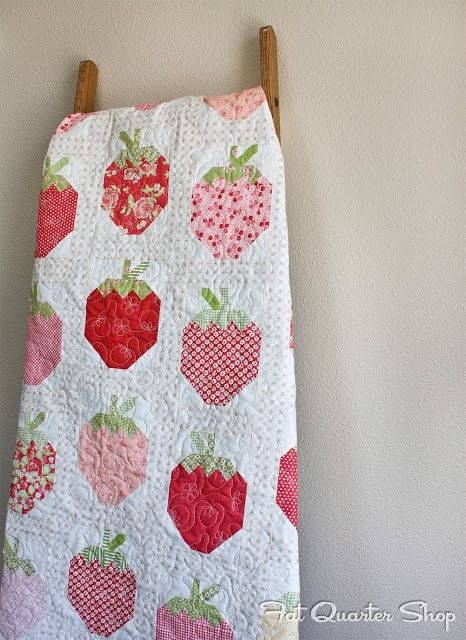 Strawberry Social, Colchas Quilting, Quilt Modernen, Cute Quilts, Pretty Quilt, Summer Quilts, Girls Quilts, White Quilt, Quilt Kits