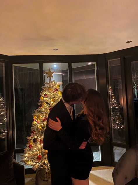 Christmas Pics Couples, Winter Boyfriend Pictures, Christmas Couple Astethic, Christmas With My Boyfriend, Cute Christmas Photos Aesthetic, Couples Winter Aesthetic, Holiday Couples Photos, Xmas With Boyfriend, Christmas With Your Boyfriend