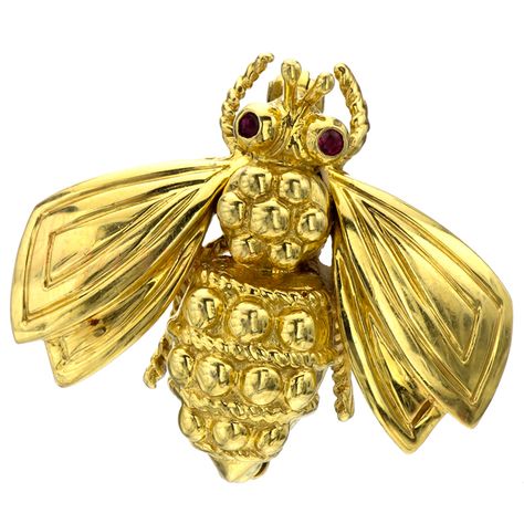 GOLD JEWELRY TIFFANY | TIFFANY and CO. Bee Ruby Yellow Gold Brooch at 1stdibs Fish Jewelry, Bee Pin, Vintage Tiffany, Bee Jewelry, Bee Brooch, Beautiful Bugs, Insect Jewelry, Gold Brooch, Gold Bee