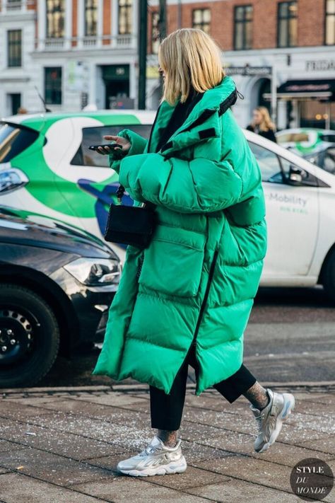 Copenhagen FW Fall 2019 Street Style Puffy Jacket Outfit Street Style, Puffer Coat Street Style, Puffer Jacket Outfit Women, Oversized Puffer Coat, Trainers Outfit, Puffer Jacket Outfit, Jacket Outfit Women, Winter Outfits Aesthetic, Oversized Puffer