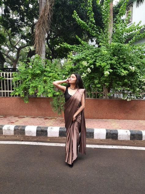 Brown Satin Saree, Farewell Saree, Saree Pose, Farewell Sarees, Sleeveless Blouse Designs, Simple Saree Designs, Dresses Traditional, Fancy Sarees Party Wear, Saree Poses