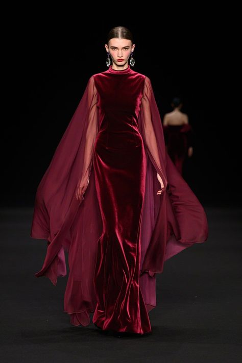 Elegant Outfit Winter, Velvet Red Dress, Velvet Outfit, Velvet Aesthetic, Velvet Evening Dress, Aesthetic Ootd, Chiara Boni, Ootd Outfits, Model Streetstyle