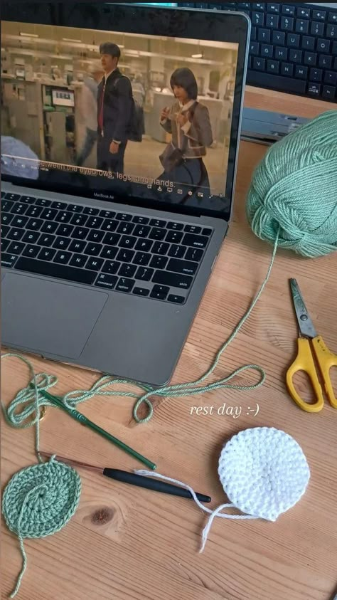 attorney woo young woo kdrama crocheting desk pic deskspo Crochet Ig Story, Crochet Instagram Story, Crochet Instagram Feed, Best Instagram Feeds, Day Aesthetic, Crochet Hat Free, Rest Day, Crochet Business, Crochet Hats Free Pattern