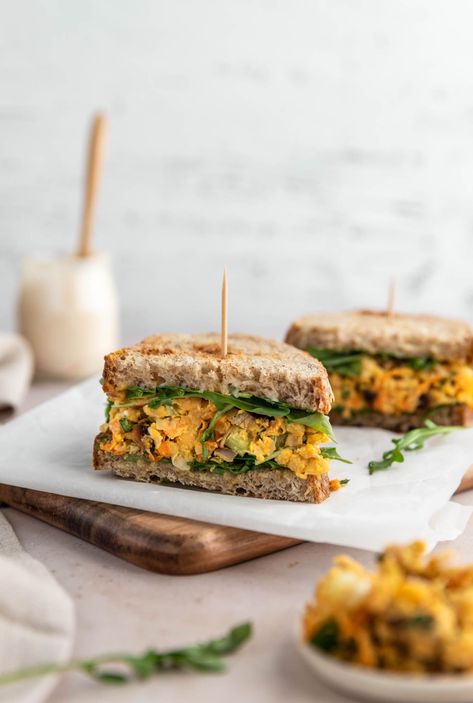 Healthy lunch idea: Curried Chickpea Salad Sandwich (vegan) Curried Chickpea Salad, Chickpeas Curry, Easy Lunch Idea, Chickpea Salad Sandwich, Homemade Mayo, Best Meal Prep, Lunch Idea, Sandwiches For Lunch, Easy Lunch