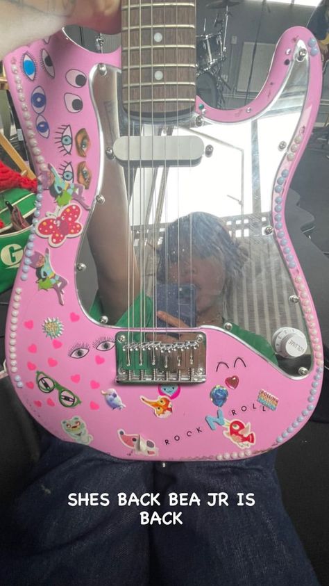 Beabadoobee Guitar, Rowley Jefferson, Guitar Decorations, Electric Guitar Design, Retro Gadgets, Cool Electric Guitars, Zoo Wee Mama, Pink Girly Things, Guitar Accessories