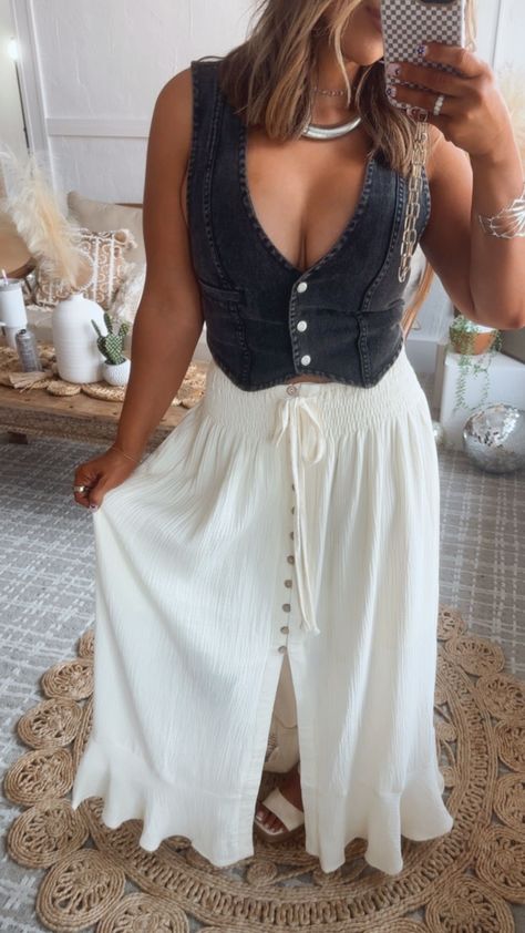 Family Photos Outfit Mom -  #Family #Mom #Outfit #Photos Maxi Length Skirt, Womens Vest Outfit Casual, Vintage Western Outfits, Denim Vest Style, Summer Western Outfits, Western Boho Outfits, Boho Western Outfits, Nashville Fashion, Rustic Outfits