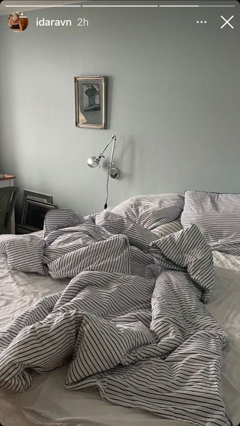 Aesthetic Study With Me, Striped Duvet Cover, Furniture Photography, Chambre Inspo, White Duvet Cover, Uni Room, High School Advice, Striped Bedding, House Deco