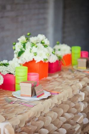 Neon Wedding Inspiration Neon Wedding Colours. Fluorescent Colours, Bright Colours for Wedding. Ideas and Inspirations Neon Wedding Colors, Neon Wedding Theme, Neon Table, Green Table Settings, Neutral Wedding Inspiration, Bright Wedding, Green Table, Neutral Wedding, Neon Wedding