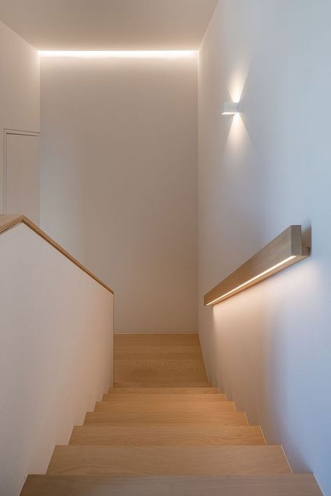 Lighting On Staircase, Smart Home Lighting Ideas, Hand Rail Lighting, Modern Staircase Lighting, Lighting For Stairs, Stairs Lighting Ideas, Lights Stairs, Modern House Lighting, Lighting Staircase