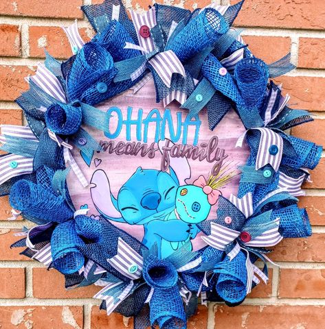 Lilo And Stitch Wreath, Stitch Noel, Stitch Wreath, Painted Decor, Door Signs Diy, Crochet Disney, Stitch Collection, Hand Painted Wood Sign, Hand Painted Decor