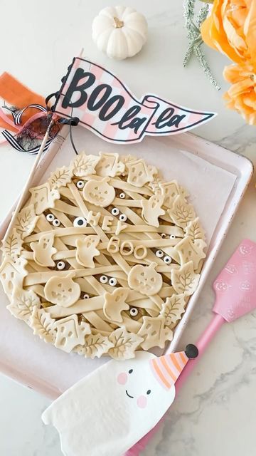 Trish 💕 Beautiful Lifestyle Blogger on Instagram: "A spooky cute apple tart anyone??? 🍎 👻 🎃 Comment “Apple tart” for the links!! Isn’t this a cute idea for dessert! I used a pastry pie crust, and made an apple honey filling! It’s so delicious and perfect paired with vanilla bean ice cream! Tag me if you make one!! . . #spookycute #pieart #halloween #halloweenfood #halloweendecor #halloweendecorations #halloweendiy #diy #foodie #apple #pie #applepie #foodstagram #dessert #spookyszn #spookysea Pie Top Crust Design, Apple Pie Top Crust Design Easy, Apple Pie Crust Designs, Scary Pie, Halloween Apple Pie, Honey Filling, Halloween Party Ideas Food, Creative Pie Crust, Creative Pies