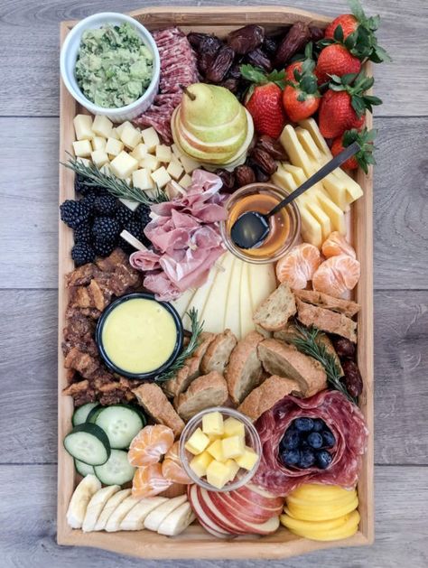 Animal-Based Charcuterie Board (Perfect For Any Occasion) - Ash Eats Bagel Charcuterie Board Ideas, Bagel Charcuterie Board, Ash Eats, Summer Charcuterie Board, Bacon Cheeseburger Pizza, Summer Charcuterie, Animal Foods, Bagel Bar, Raw Cheese