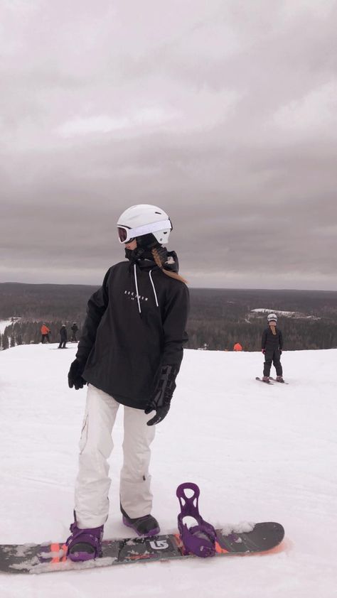 Snow Layers Outfit, Women Skiing Outfit Style, Snowboarding Outfit White Pants, Snowpant Outfit, Cute Snowboard Outfits, Female Snowboarding Outfit, Snow Board Outfits For Women, Dope Snow Outfits, Snow Boarding Aesthetic Outfits