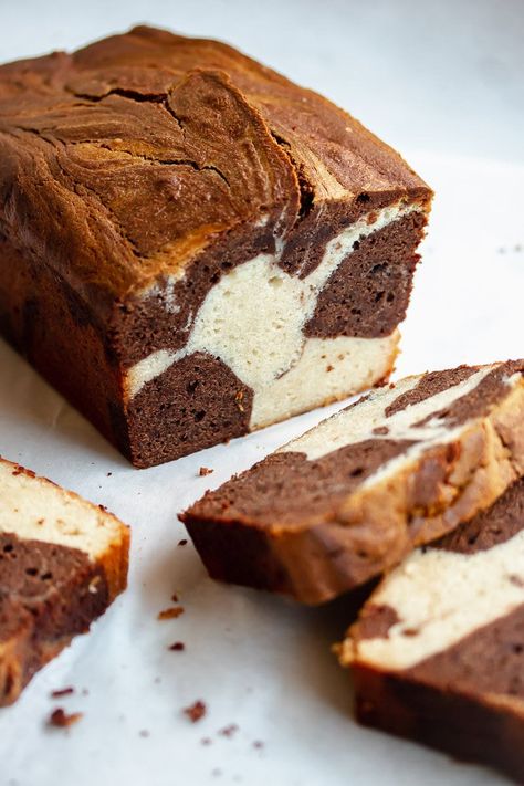 Moist, decadent marble pound cake swirled with white and bittersweet chocolate cake batters. This cake tastes incredible! Food Cuisines, Marble Pound Cake, Nutella Banana Bread, Chocolate Marble Cake, Cake Pretty, Moist Pound Cake, Molten Cake, Chocolate And Vanilla Cake, Chocolate Pound Cake