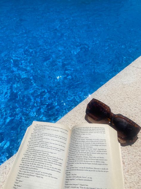 Pool Post Ideas, Holiday Instagram Post Ideas, Pool Story Ideas Instagram, Vacation Content Ideas, Vacation Post Ideas, Reading By The Pool, Feed Filler, Post Ideas Instagram, Posts For Instagram