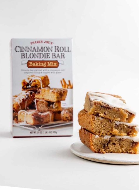 Trader Joe's Cinnamon Roll Blondie Bar review #traderjoes Best Trader Joes Products, Cinnamon Bars, Blondie Bar, Bar Mix, 5 Ingredient Dinners, Festive Desserts, Honeycrisp Apples, Baking Mix, Trader Joe’s