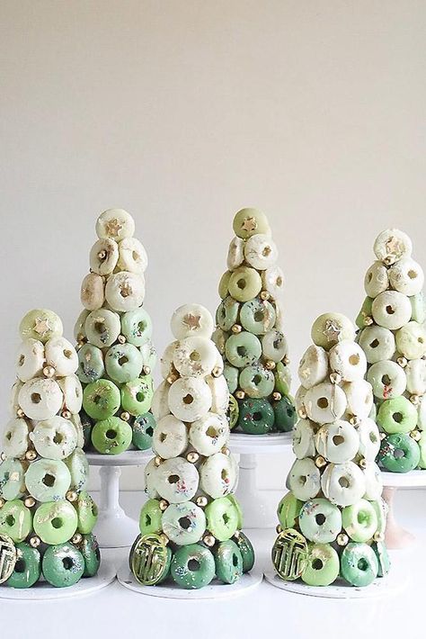 Donut Towers, Dunkin' Donuts, Donut Decorating Ideas, Green Donut, Donut Tower, Donut Display, Holiday Snack, Macaron Tower, Christmas Donuts