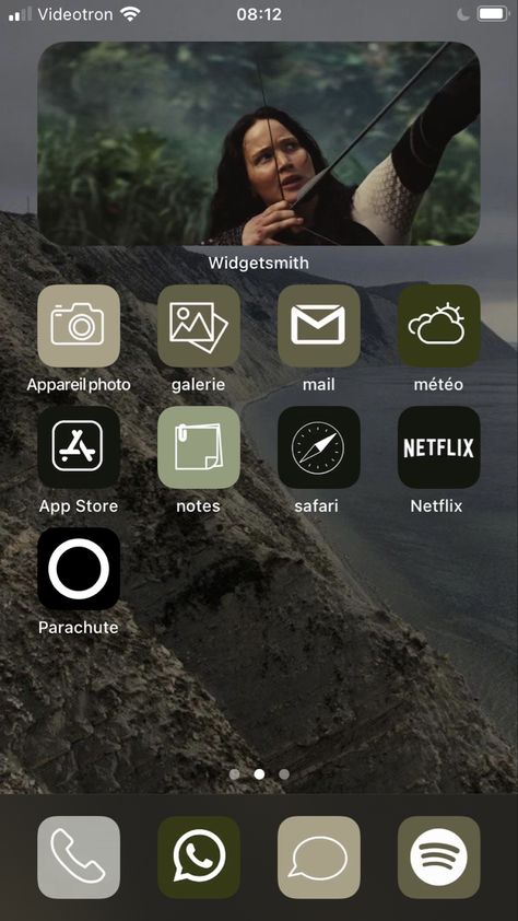 Hunger Games App Icons, Hunger Games Iphone Wallpaper, Hunger Games Jokes, Future Phone, Hunger Games Wallpaper, Netflix App, Hunter Games, Game Wallpaper Iphone, Iphone Ideas