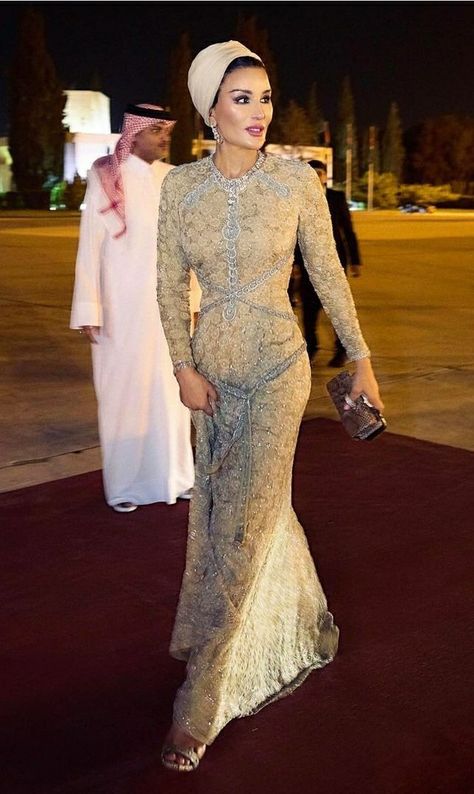 Sheikha Mozah, Woman Suit Fashion, Gowns Of Elegance, Evening Dresses Elegant, Princess Style, Abaya Fashion, Gorgeous Gowns, Classic Outfits, Suit Fashion