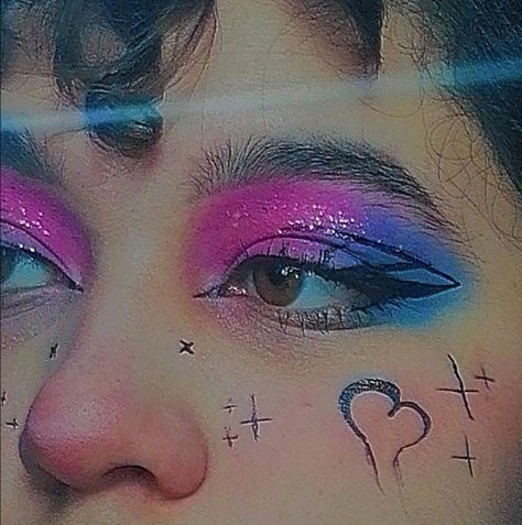 Pride Makeup Ideas Bisexual, Pride Parade Outfit Aesthetic, Bisexual Eye Makeup, Bisexual Eyeshadow, Bi Pride Outfit Ideas, Bi Flag Makeup, Pride Parade Makeup, Bi Pride Makeup, Bisexual Pride Makeup