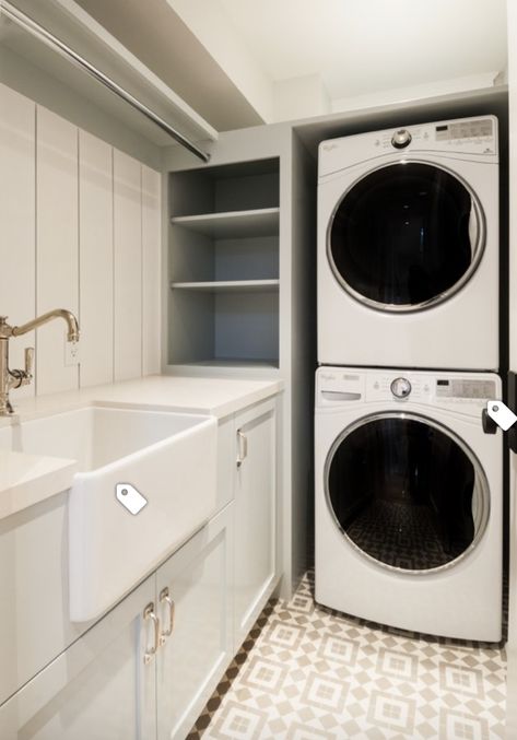 Laundry Sink Under Window, U Shaped Laundry Room, Laundry Room Design Sink In Middle, Laundry Slop Sink, Wash Basin Laundry Room Utility Sink, Jetted Laundry Sink, Nice Utility Sink, Country Laundry Rooms, Modern Laundry Room