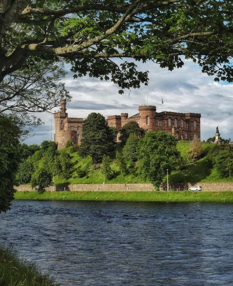 Simply Scotland on Instagram: “Have you ever visited Inverness Castle?🏰 Congratulations to @nichbrand 📍Location: Inverness  Go visit the artists gallery and share some…” Inverness Castle, Inverness Scotland, Stay In A Castle, Urquhart Castle, North Coast 500, Small Castles, Family Series, Castles In Scotland, Castle Hotel