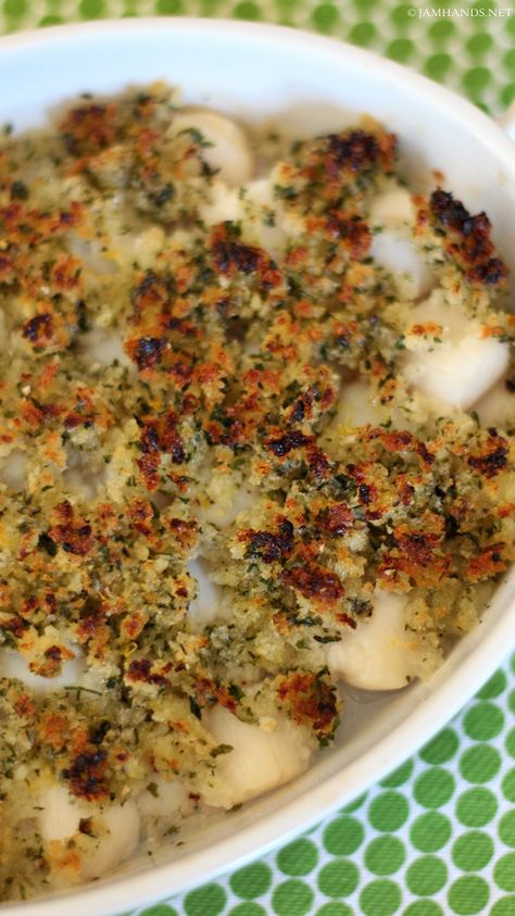 Scallop Gratin, Bay Scallop Recipes, Scallops Recipes, Seafood Cuisine, Lemon Wine, Seafood Scallops, Seafood Casserole Recipes, Bay Scallops, Toasted Baguette