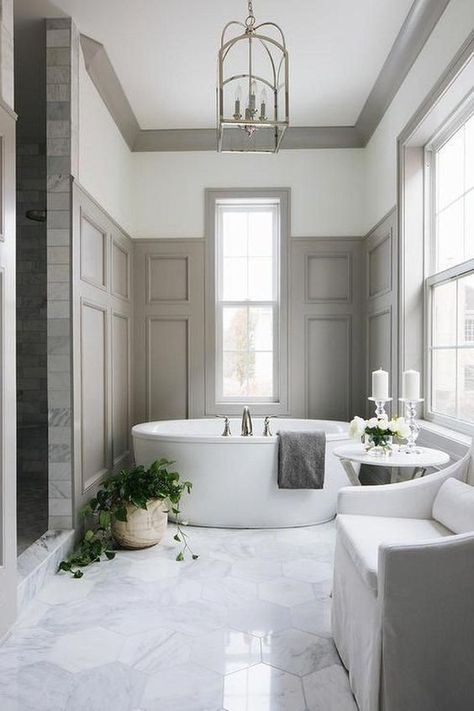 Gray Wainscoting, Bathroom Wainscoting Ideas, Interior Design Country, Bathroom Wainscoting, Ideas Baños, Room Vibes, Large Bathroom, Bad Inspiration, Freestanding Bathtub