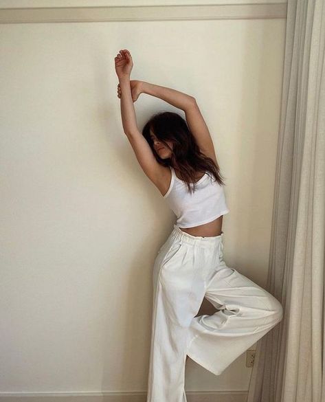 Minimalist Loungewear | #opulentmemory #minimalism #classic #chicstyle #parisian #copenhagen #wfh #workfromhome Loungewear Aesthetic, Minimalist Loungewear, Minimal Classic, Foto Poses, Cooler Look, Summer Crop Tops, Beige Aesthetic, Mode Inspo, Work Clothes