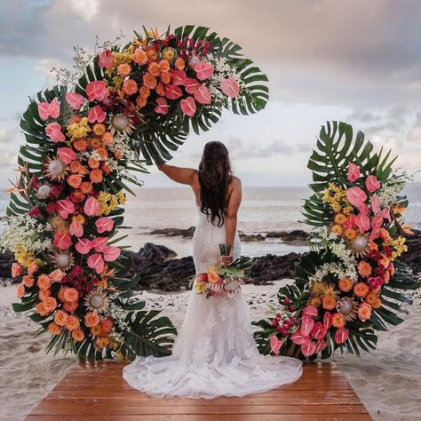 Tropical Flower Arrangements Wedding, Branch Arch Wedding, Outdoor Wedding Backdrops, Beach Wedding Arch, Diy Wedding Arch, Tropical Flower Arrangements, Metal Wedding Arch, Tropical Beach Wedding, Tropical Wedding Flowers