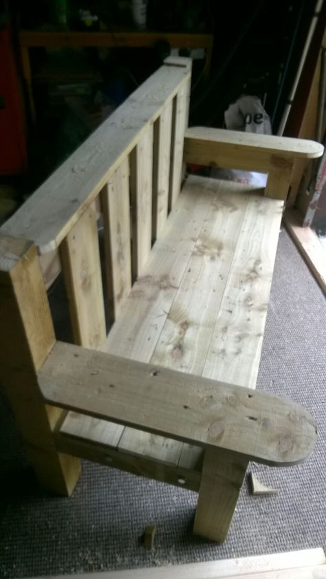 Bench made from fence board's Reuse Deck Boards, Fence Board Furniture, Old Fence Board Projects, Backyard Updates, Old Fence Boards, Front Porch Bench, Fence Diy, Decking Ideas, Fence Picket