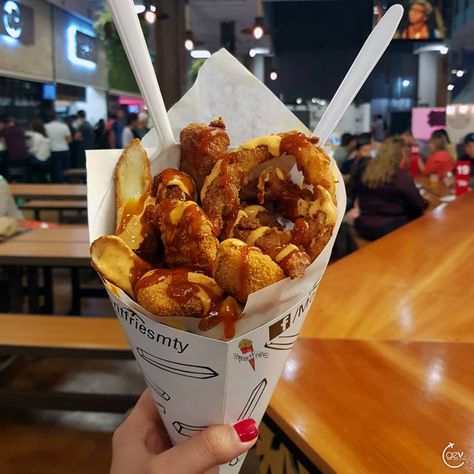 MontFries  Disfruta de unas deliciosas papas fritas con boneless, aros de cebolla y dedos de queso, acompañadas con todos los aderezos y salsas al gusto. 🤤🍟 Patatas Fritas Aesthetic, Papas Fritas Aesthetic, Kombi Food Truck, Waffle Sandwich, K Food, Fair Food Recipes, Recipes From Heaven, Food Trends, Fish And Chips