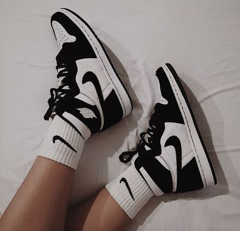 Nike Jordan Air 1, Jordan Noir, Обувь Air Jordan, Sneakers Nike Jordan, Buty Marki Nike, Tenis Nike Air, Nike Jordans, Jordan Shoes Girls, Fashion Queen