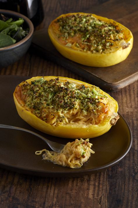 Spaghetti Squash Mac & Cheese with Broccoli Breadcrumbs Spaghetti Squash Mac And Cheese, Spaghetti Squash Recipes Vegan, Joy Bauer Recipes, Spaghetti Squash Pizza, Spaghetti Squash Noodles, Squash Mac And Cheese, Joy Bauer, Vegetarian Protein, Cheese Stuffed Peppers