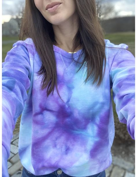 How to Tie-Dye a Sweatshirt at Home | POPSUGAR Fashion Diy Tie Dye Sweatshirt, Camisa Tie Dye, Tie Day, Tie Dye Kit, Tie Dye Crafts, Tie Dye Fashion, How To Tie Dye, Tie Dye Techniques, Tie Dye Diy