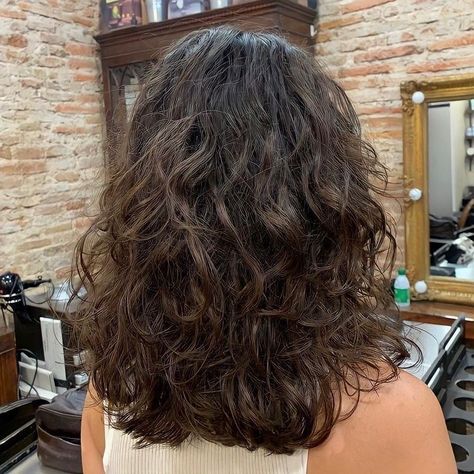 Short Haircuts For Wavy Curly Hair, Haircut Textured Layers, Shaggy Curly Hair Medium Shoulder Length, Wavy Short Haircuts, Pelo Ondulado Natural, Wavy Hair 2b, Naturally Wavy Hair Cuts, Wavy Hair Short, Natural Curly Hair Cuts